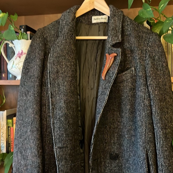 VINTAGE. Ashley Scott 100% wool coat w/removable VINTAGE amber (plastic) brooch. - Picture 7 of 9